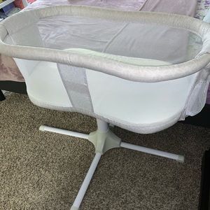 Halo Bassinest Swivel Sleeper, Essentia Series